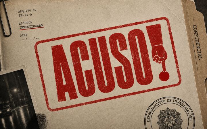 Capa de dossiê policial de papel pardo com carimbo vermelho ACUSO!, aba CONFIDENCIAL, clipe de metal e o brasão do Departamento de Investigações.